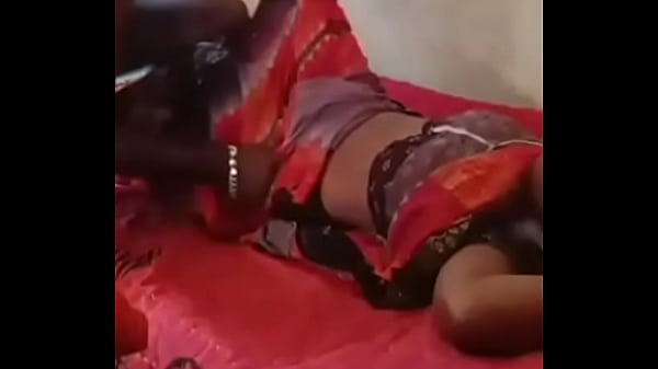 Desi bhabhi naha rahe hai naggi hokar